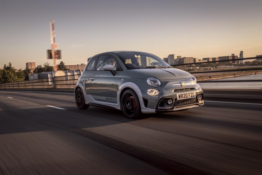  Abarth 695 70° Anniversario (312) 2019 года  (UK) (фото 1 из 26)